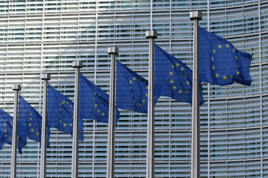 Poppers Legal Status in Europe 2026: Country-by-Country Guide 2 EU flags at the European Commission Berlaymont building — poppers legal status in Europe