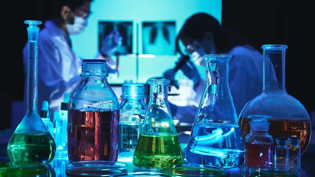 Composition des poppers : quels ingrédients et quels risques ? 7 science lab glassware researchers 1920x1080 1